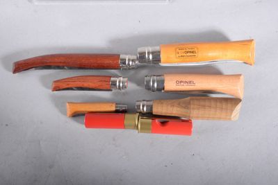 Quatre types différents d'outils de menuiserie sont alignés sur une table