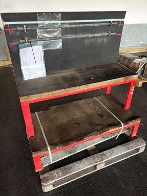 une photo d'un établi fabriqué à partir de palettes