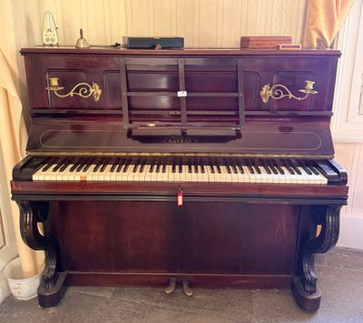 a piano that is sitting in the corner of a room