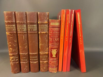 plusieurs livres sont alignés sur une table