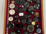une vitrine contenant de nombreux boutons