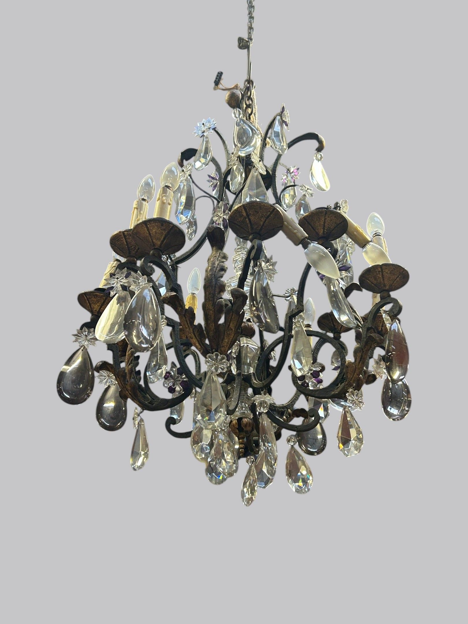 Grand Lustre en fer forgé et pampilles en cristal.