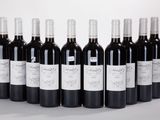six bouteilles de vin sont alignées sur une surface blanche
