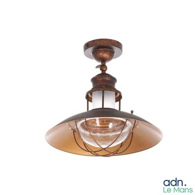 le luminaire est suspendu au plafond de la pièce