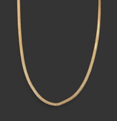 un collier en or avec une chaîne serpent sur fond noir
