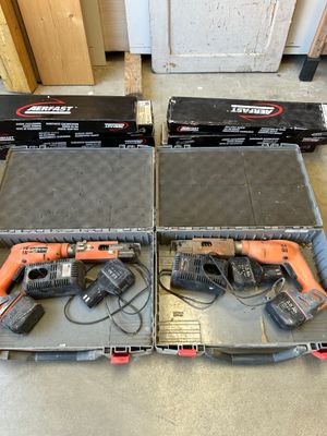 Deux outils électriques sont posés dans une mallette posée par terre