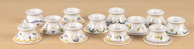 beaucoup de bougies blanches posées sur une table