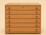 une commode en bois comportant quatre tiroirs de chaque côté