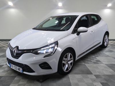 la voiture blanche est garée sur un sol en damier dans le garage