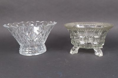 Lot de deux coupes : l'une en cristal translucide à motifs d…