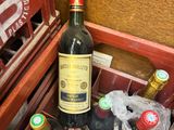 des bouteilles de vin et d'autres bouteilles de vin se trouvent dans une boîte rouge