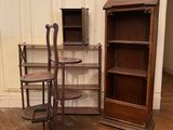 deux chaises et une armoire dans un coin de la pièce