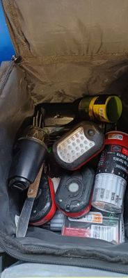 un sac rempli d'objets à l'arrière d'une voiture