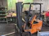 un chariot élévateur qui se trouve dans un garage