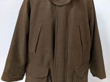 une veste marron posée sur un mannequin, sur fond blanc