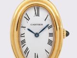 une image d'un gros plan d'une montre-bracelet avec des chiffres romains