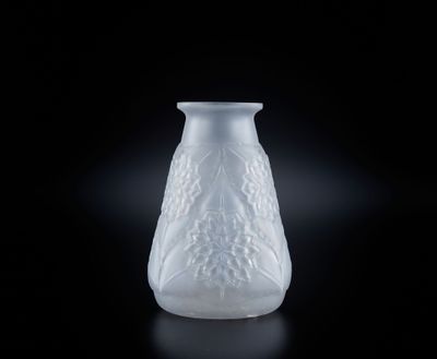 un vase en verre posé sur une surface noire