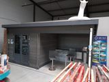 une photo d'un garage avec une table et des chaises