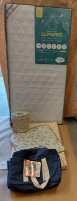 une boîte de matelas posée sur une table à côté d'une boîte d'oreillers