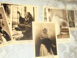 Plusieurs vieilles photos de femmes et d'hommes sont accrochées au mur.