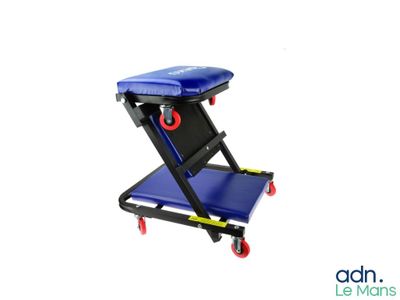 un gros plan d'un chariot bleu et noir muni de roues