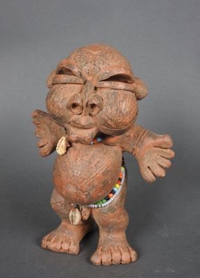 une image représentant une figurine en argile représentant un singe
