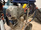 une machine posée sur une table