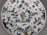 assiette bleue et blanche ornée d'un motif représentant un oiseau et des fleurs