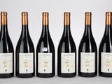 six bouteilles de vin rouge sont alignées