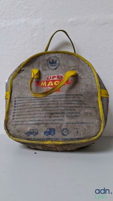 un petit sac posé sur une table
