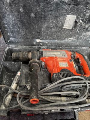 un outil dans une boîte à outils, avec un cordon et un marteau