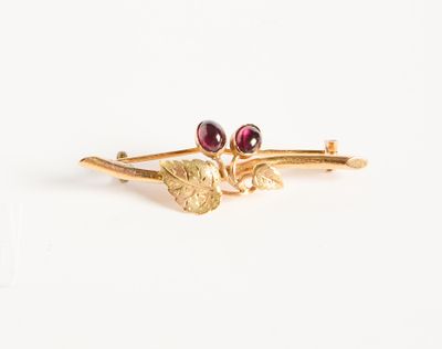 une paire de boucles d'oreilles en or et en grenat, ornées de grenats