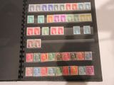 de nombreux timbres différents sur un classeur noir
