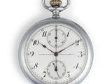 une montre de poche en argent avec des chiffres romains sur le cadran