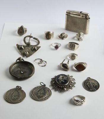 beaucoup de bijoux en argent sur une surface blanche