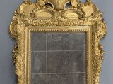 un miroir accroché au mur d'une pièce