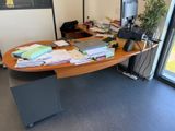 une photo d'un bureau recouvert de nombreux papiers