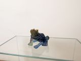 une table en verre sur laquelle se trouve une figurine