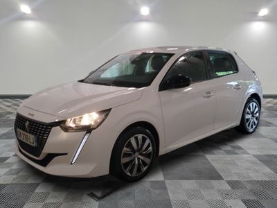la voiture blanche est garée sur un sol en damier dans le garage