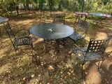 une table et des chaises installées dehors, sur l'herbe
