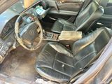 l'intérieur d'une voiture avec des sièges en cuir et un volant