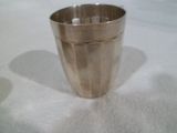 une coupe en argent posée sur une table