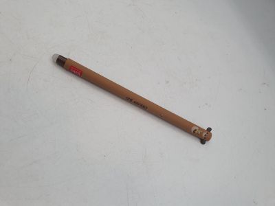 un crayon qui a été laissé sur la table
