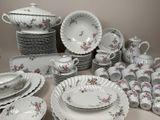 beaucoup d'assiettes et de bols sur la table