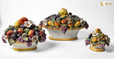 trois figurines en céramique représentant des fruits et des légumes dans un panier