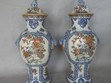 une paire de vases bleus et blancs ornés d'un oiseau et de fleurs