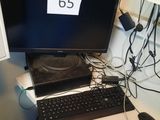 un bureau d'ordinateur sur lequel se trouvent un écran, un clavier et une souris