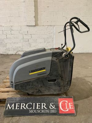 gros plan d'une machine sur une palette dans un entrepôt