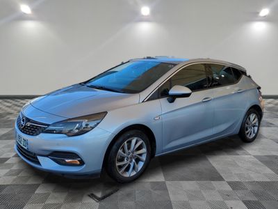 une voiture argentée garée dans un garage au sol en damier