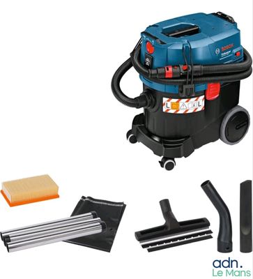 une image représentant un aspirateur accompagné d'un kit de nettoyage et d'une éponge